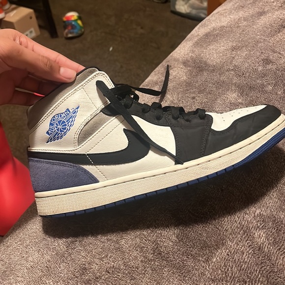 Air Jordan 1 Mid SE - Picture 2 of 2